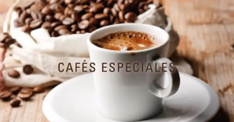 Taza de café con espuma y granos de café tostados, con letrero de cafés especiales