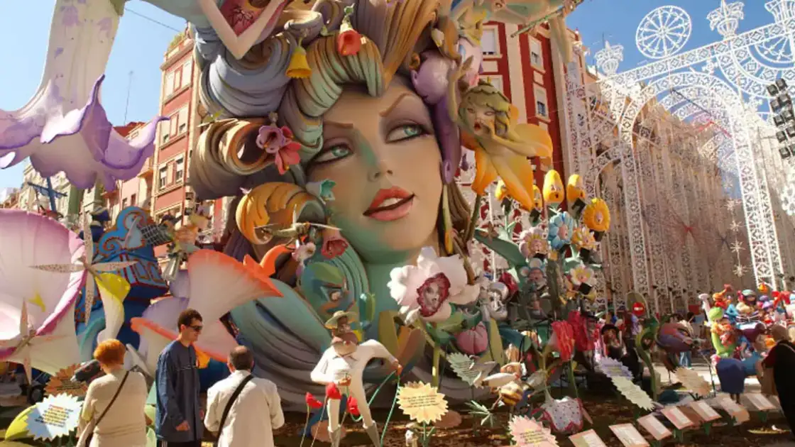Fallas de Valencia. Grandes monumentos falleros recorren las calles
