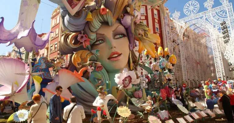 Fallas de Valencia. Grandes monumentos falleros recorren las calles