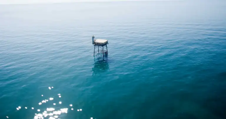 Pequeña construcción flotante en agua azul profunda