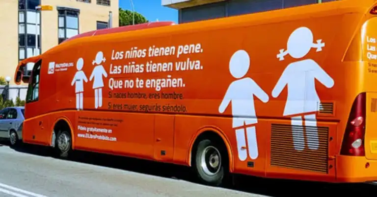 Autobús naranja con iconos de figuras humanas y texto informativo