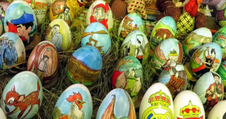 Huevos decorados con patrones coloridos y brillantes en cestería