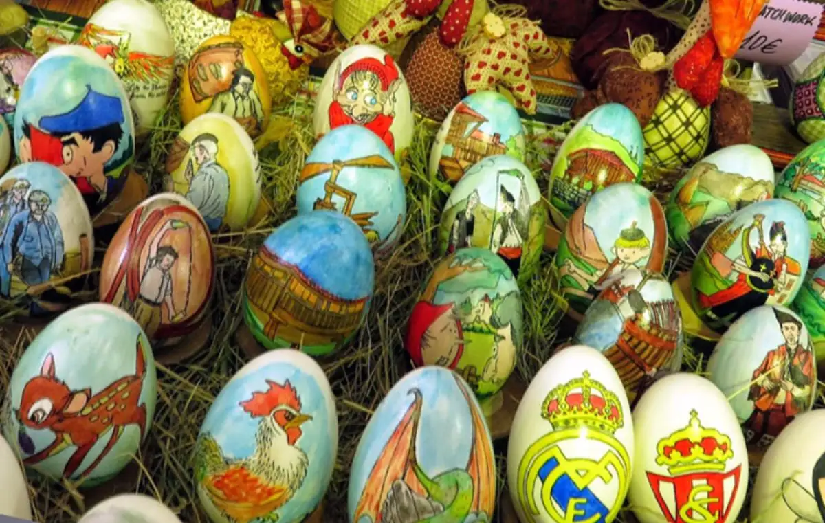 Huevos decorados con patrones coloridos y brillantes en cestería