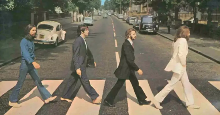 portada del album en la que los beatles cruzan la cebra en Londres