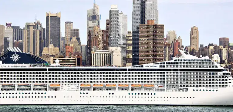 Crucero de pasajeros frente a skyline de Manhattan