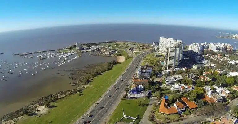 Vista aérea de ciudad costera con río, carreteras y edificios residenciales