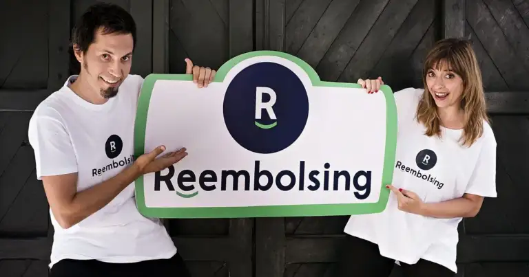 Dos personas sosteniendo cartel con logo de plataforma de reembolsos