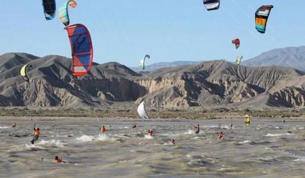 Personas haciendo kitesurf en San Juan Argentina, una de las actividades de aventura más populares de la provincia