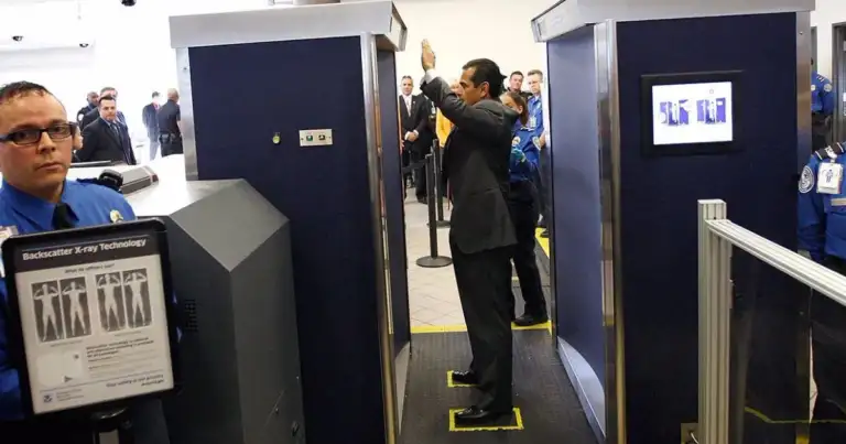 Pasajeros en cabinas de control de seguridad en aeropuerto