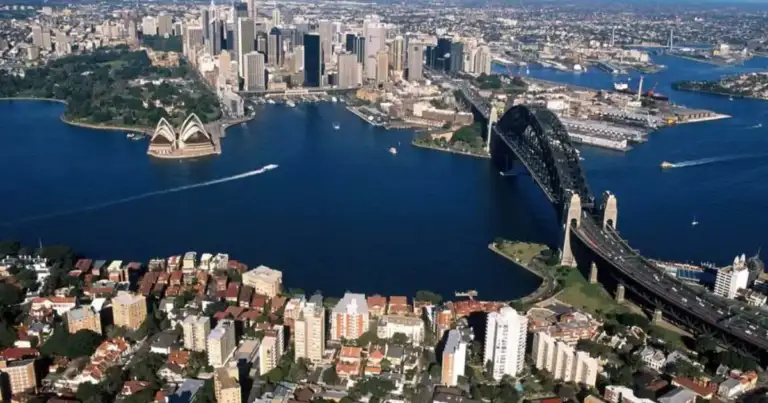 Sydney Opera House y Harbour Bridge en bahía con edificios