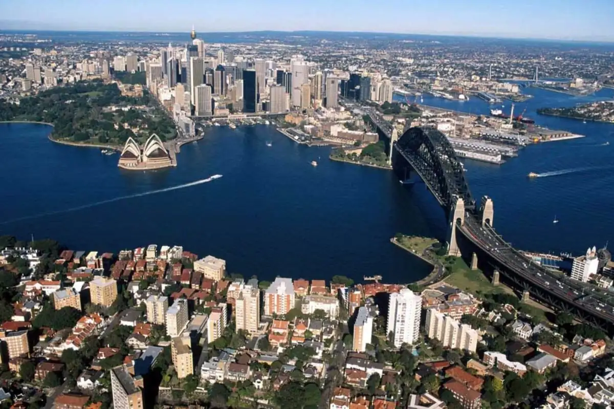 Sydney Opera House y Harbour Bridge en bahía con edificios