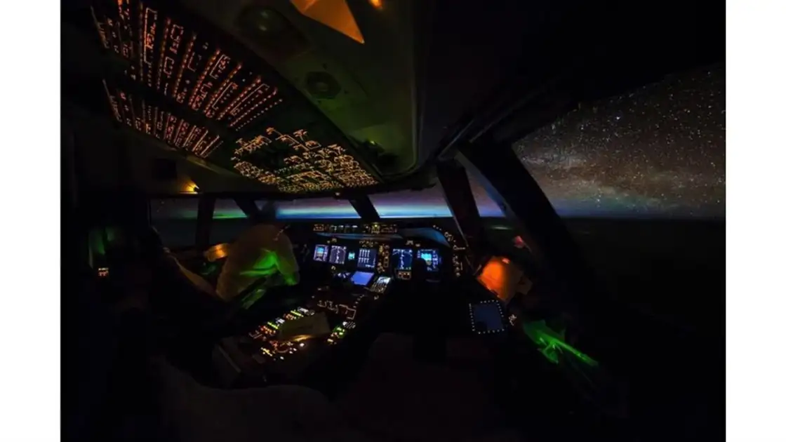 Vista desde cabina de mando de avión con cielo nocturno estrellado