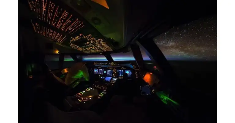 Vista desde cabina de mando de avión con cielo nocturno estrellado