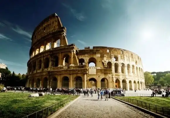 coliseo romano un dia nublado. Personas caminando afuera