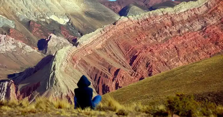 montañas de diferentes colores
