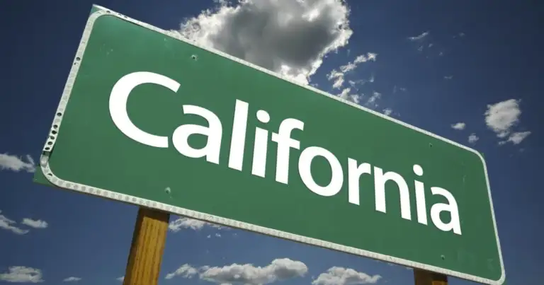 Cartel verde de señal de ruta con texto California