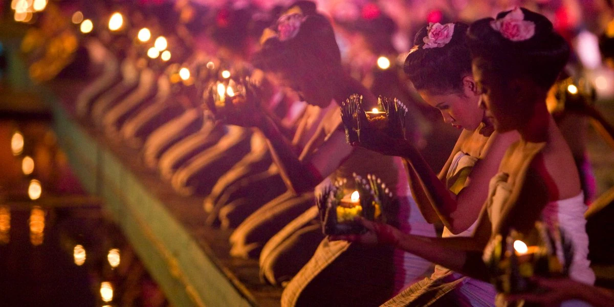 Festival tradicional en Tailandia con faroles flotantes