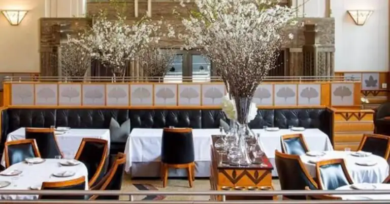 Interior de restaurante elegante con chimenea encendida y decoración floral
