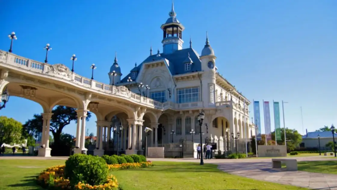 castillo en el tigre con arcadas blancas a los costados