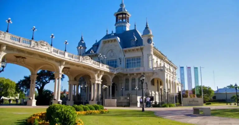 castillo en el tigre con arcadas blancas a los costados