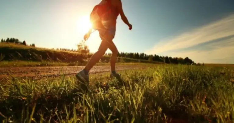 Persona corriendo en campo abierto al atardecer con luz dorada