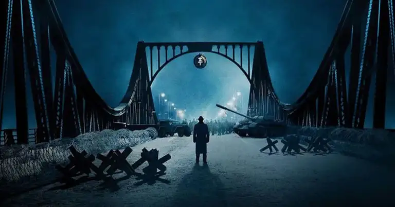 Puente metálico iluminado de noche con personas bajo estructura de acero