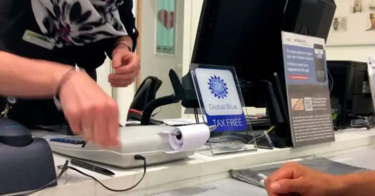 Turista presentando pasaporte y recibos de compras para reembolso de impuestos
