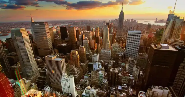 Vista aérea de Manhattan con rascacielos al atardecer dorado