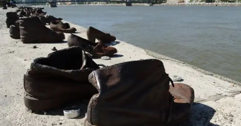 escultura en la orilla del danubio: zapatos que fueron dejados al matar a los judios y caer al agua