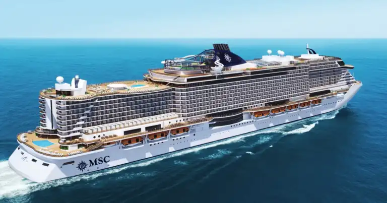 Crucero MSC navegando en aguas azules bajo un cielo claro