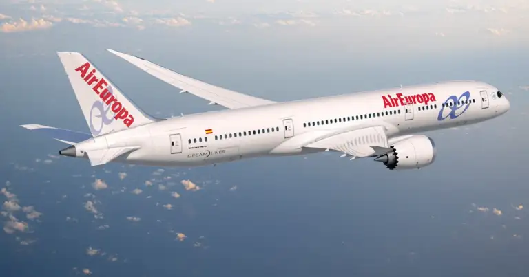 Avión Air Europa en vuelo sobre nubes
