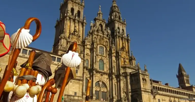catedral de santiago de compostela. hay bastones de peregrinos adelante