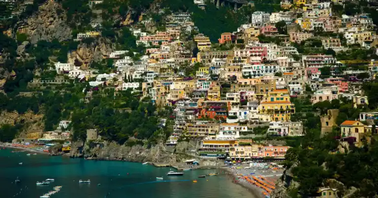 Casas de colores en Amalfi vistas desde el mar