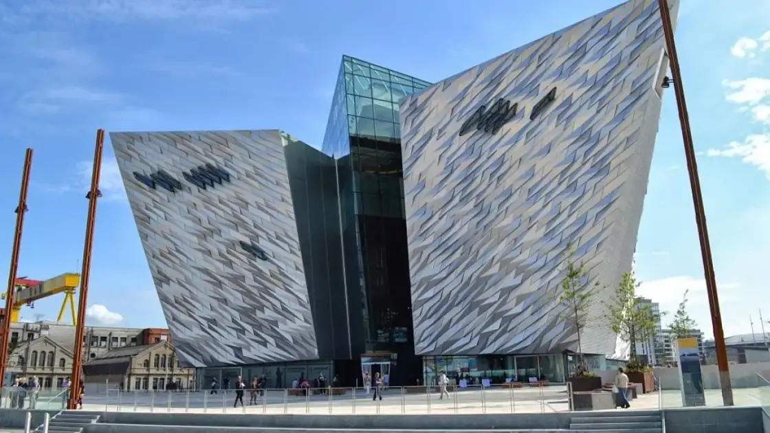 Edificio contemporáneo con forma angular de barco en plaza urbana