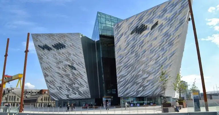 Edificio contemporáneo con forma angular de barco en plaza urbana