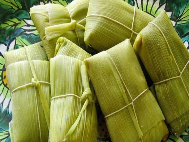 Humitas en chala: tradición del norte argentino Humitas cocidas envueltas en hojas de maíz, atadas con hilo de cocina