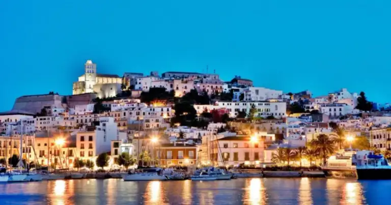 ibiza de noche vista desde el mar