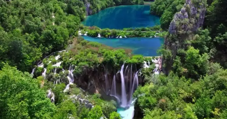 vista aerea de los lagos de plitvice con caida de agua