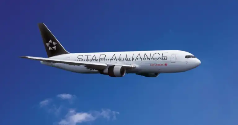 Avión de la alianza Star Alliance en vuelo contra el cielo azul