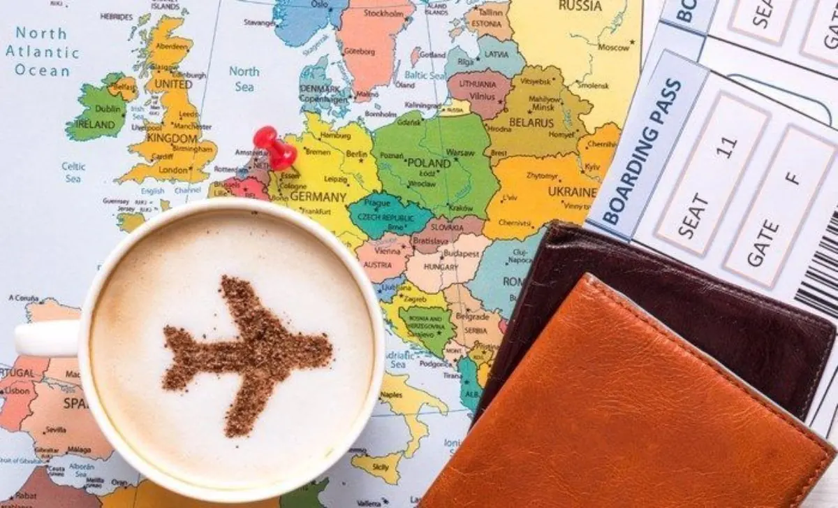 Mapa de Europa con ruta de viaje marcada e ícono de avión