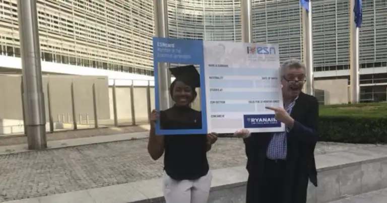Dos personas sosteniendo cartel de acuerdo con logo de aerolínea