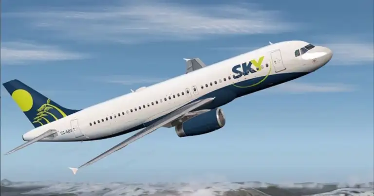 Avión de aerolínea SKY en vuelo sobre nubes y tierra