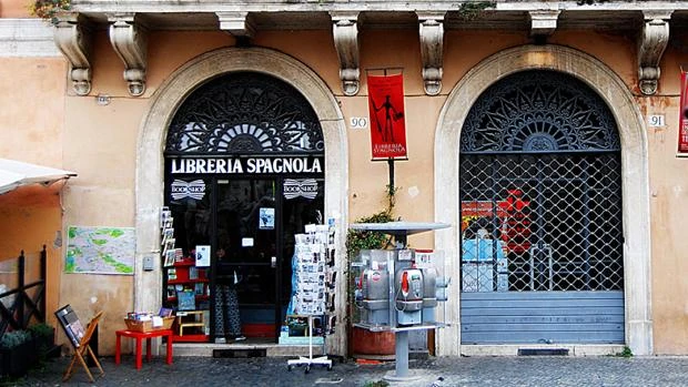 Fachada de antigua librería con puertas y ventanas