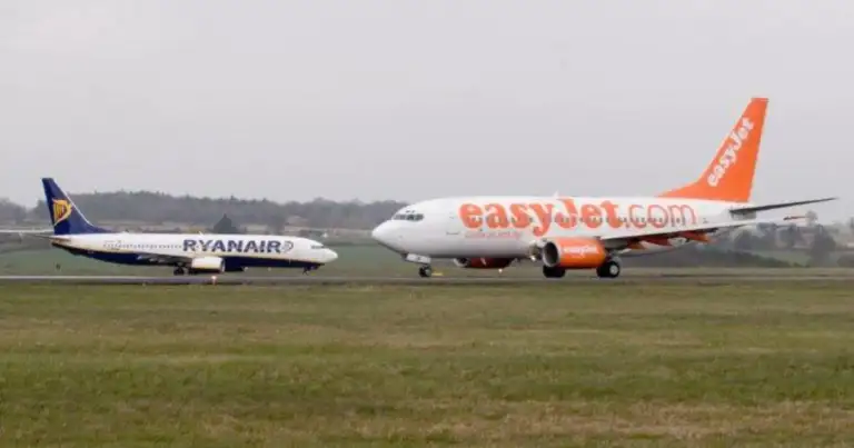 Aviones de bajo costo Ryanair y EasyJet estacionados en tierra