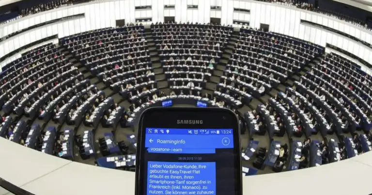 Parlamento Europeo con pantalla mostrando 'Roaming'