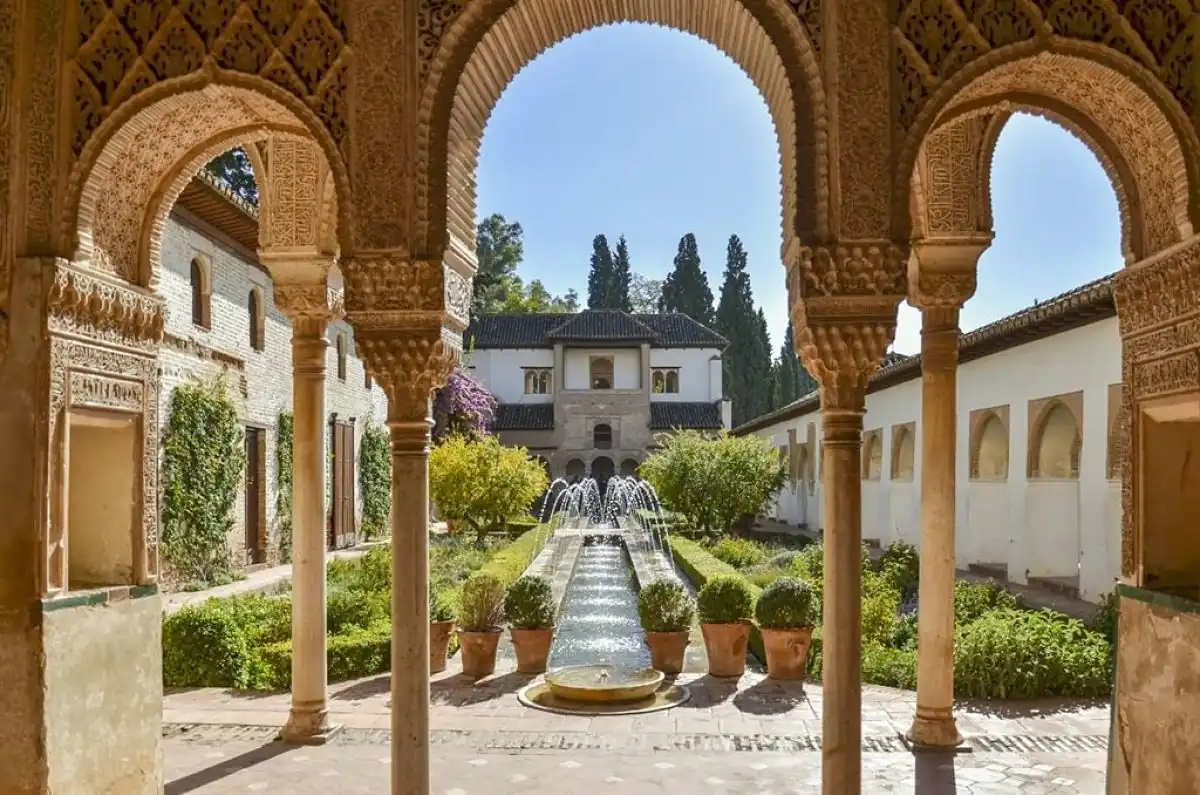 Corredor de arcos con vistas a jardines y exterior