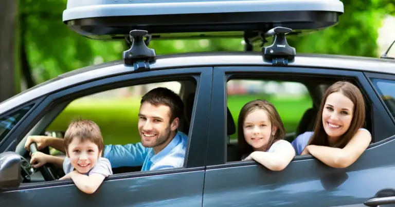 Familia numerosa en su carro rentado para vacaciones