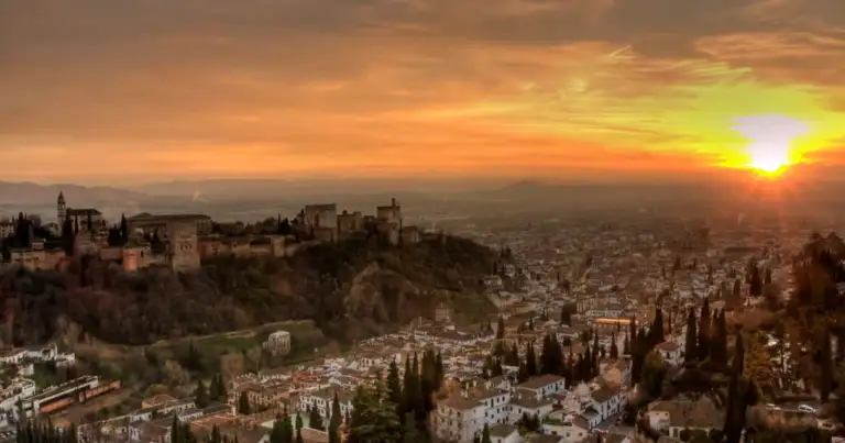 Puesta de sol sobre ciudad con edificios antiguos