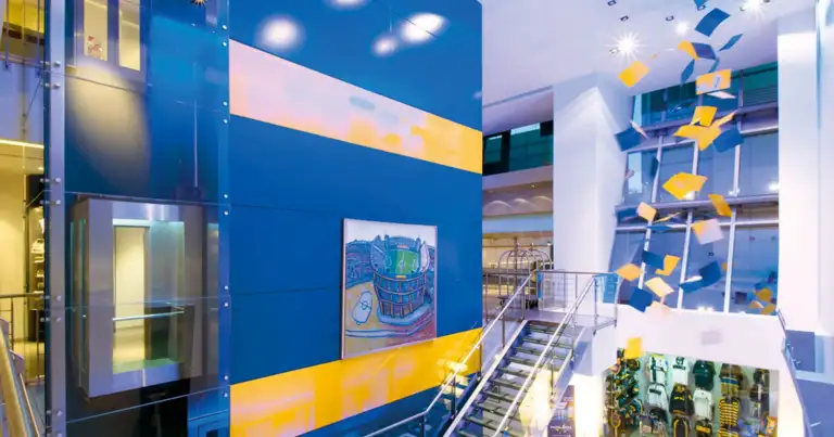 Interior moderno de hotel con zona azul y escaleras