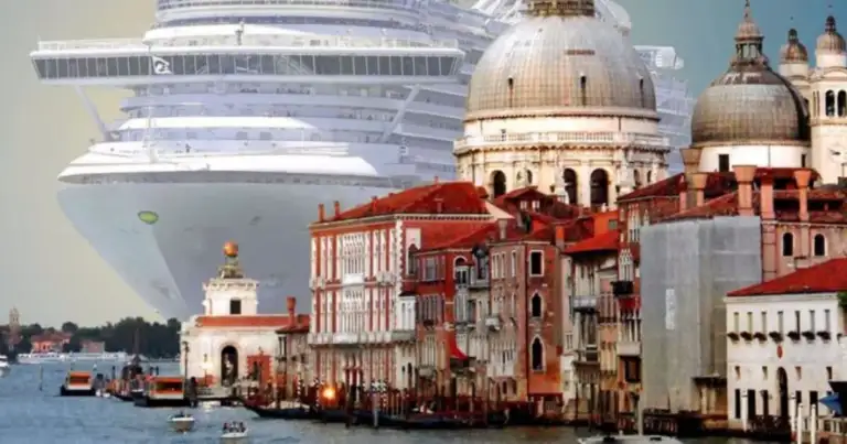 Crucero moderno anclado junto a basílica histórica en Venecia